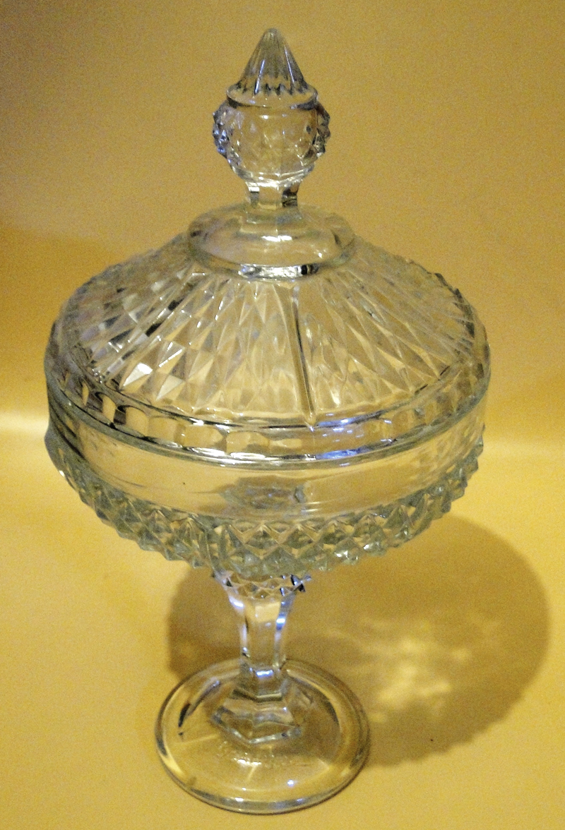 وعاء حلوى كريستالي قائم على قاعدة (Pedestal Candy Dish) مع غطاء