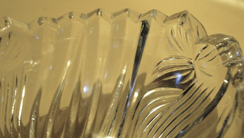 وعاء كريستال بيضاوي عتيق (Vintage Glass Bowl) بتصميم كلاسيكي مميز - الصورة 3