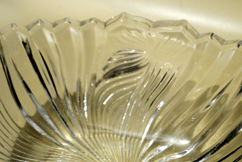 وعاء كريستال بيضاوي عتيق (Vintage Glass Bowl) بتصميم كلاسيكي مميز - الصورة 4