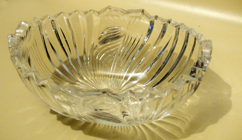 وعاء كريستال بيضاوي عتيق (Vintage Glass Bowl) بتصميم كلاسيكي مميز