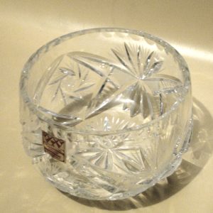 وعاء كريستال تقليدي مقطوع يدويًا (Hand-Cut Crystal Bowl) يتميز بنقوش هندسية دقيقة