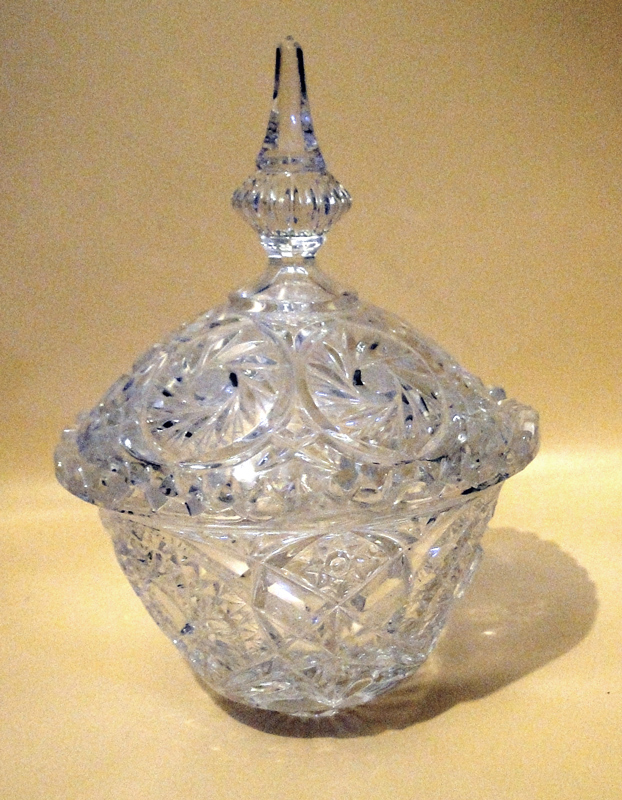 وعاء حلوى كريستالي عتيق مزود بغطاء ( السكرية)