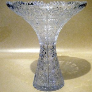 فازة كريستال بوهيمي عتيقة (Bohemian Crystal Vase)، تم صنعها يدوياً في جمهورية التشيك.