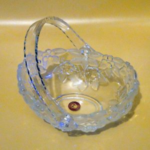 سلة كريستال كلاسيكية (فنتج) من إنتاج شركة Walther Glas الألمانية العريقة، وتشتهر بتصميم نقشة زهور الروز البارزة والمصنفرة