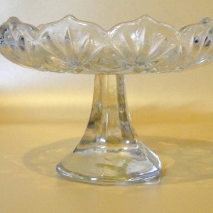 حامل تقديم كريستالي ذو قاعدة مرتفعة (Pedestal Glass Cake Stand / Compote Dish). بتصميم كلاسيكي مزخرف بنقوش هندسية