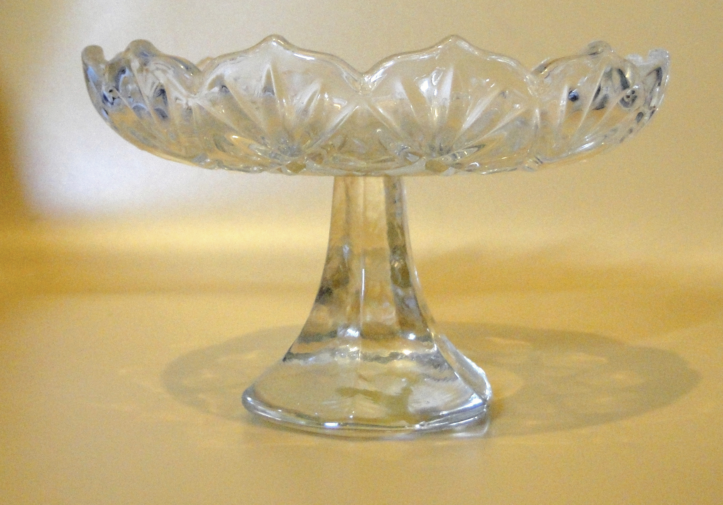 حامل تقديم كريستالي ذو قاعدة مرتفعة (Pedestal Glass Cake Stand / Compote Dish). بتصميم كلاسيكي مزخرف بنقوش هندسية