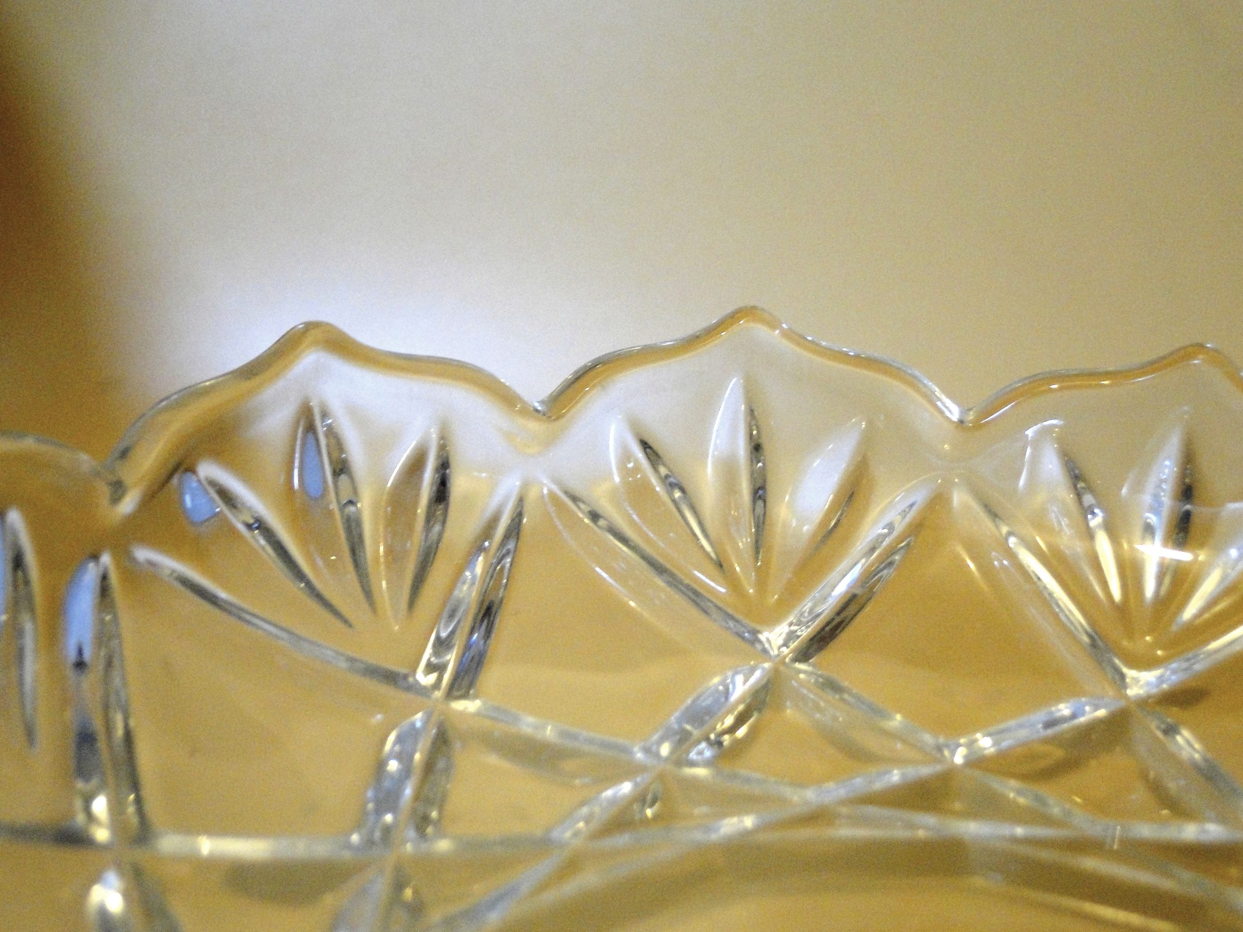 حامل تقديم كريستالي ذو قاعدة مرتفعة (Pedestal Glass Cake Stand / Compote Dish). بتصميم كلاسيكي مزخرف بنقوش هندسية - الصورة 4