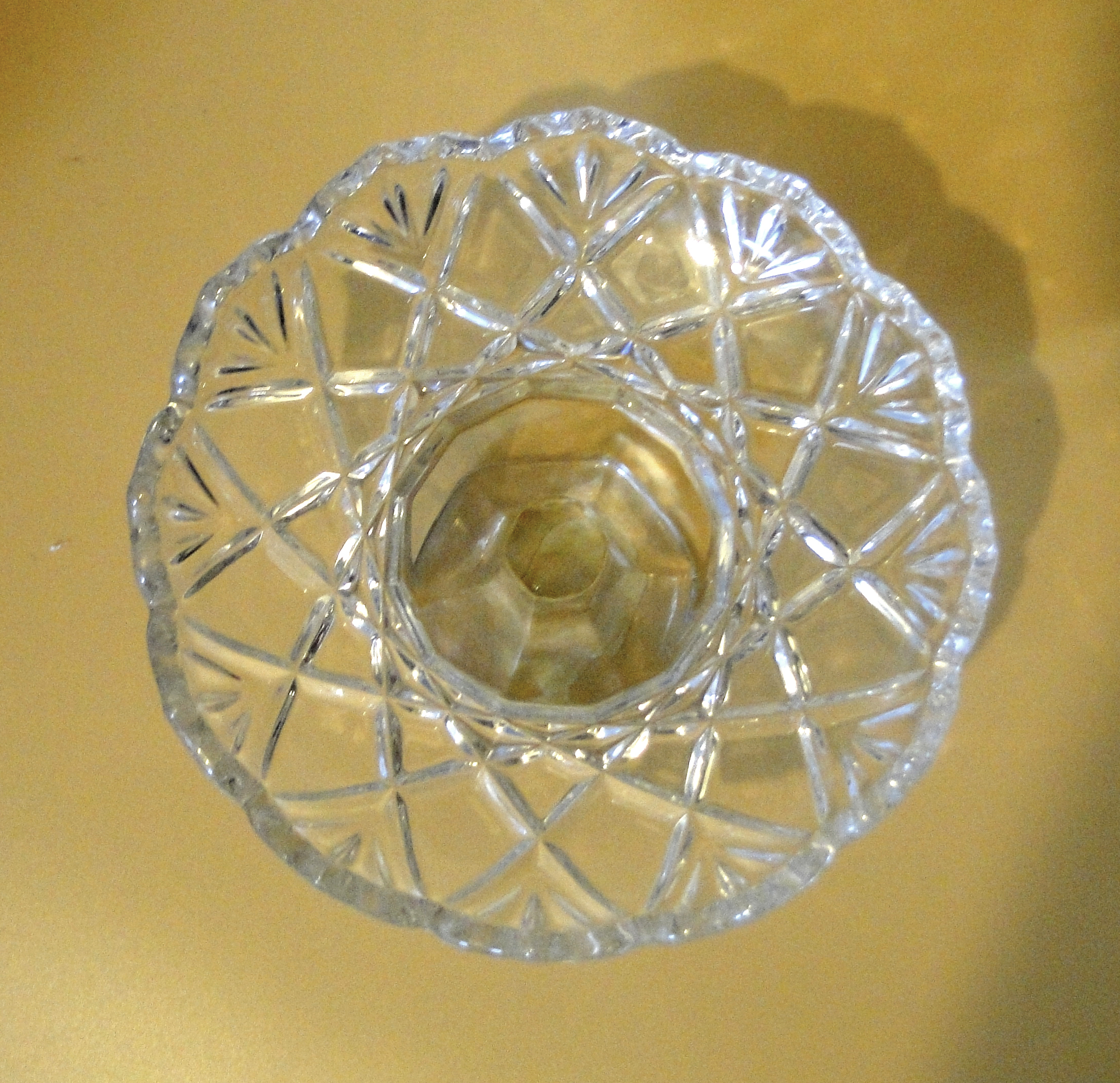 حامل تقديم كريستالي ذو قاعدة مرتفعة (Pedestal Glass Cake Stand / Compote Dish). بتصميم كلاسيكي مزخرف بنقوش هندسية - الصورة 5