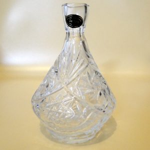 وعاء مصنوعة من كريستال الرصاص (Lead Crystal).