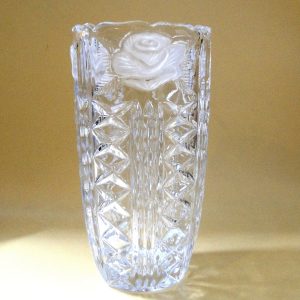 مزهرية كريستال كلاسيكية (Vintage Crystal Vase) من إنتاج العلامة الألمانية الشهيرة بتصميم  يتميز بوردة مثلجة (Frosted Rose)
