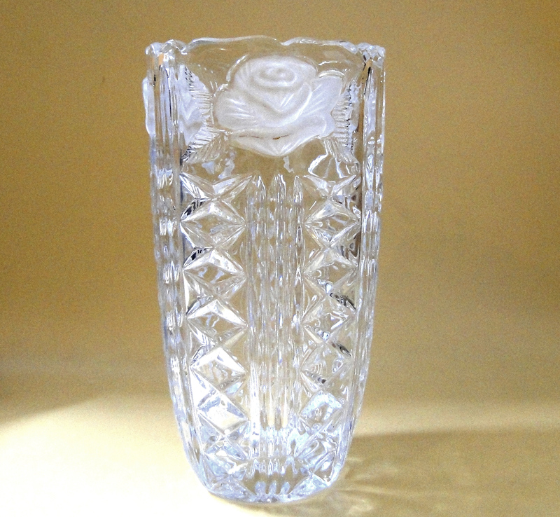 مزهرية كريستال كلاسيكية (Vintage Crystal Vase) من إنتاج العلامة الألمانية الشهيرة بتصميم يتميز بوردة مثلجة (Frosted Rose)
