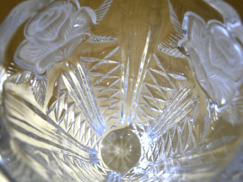 مزهرية كريستال كلاسيكية (Vintage Crystal Vase) من إنتاج العلامة الألمانية الشهيرة بتصميم يتميز بوردة مثلجة (Frosted Rose) - الصورة 4