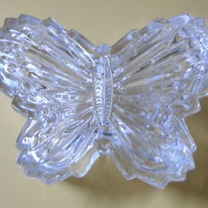 صندوق مجوهرات وحلي عتيق (Vintage Trinket Box) مصنوع من الزجاج الكريستالي الشفاف على شكل فراشة.