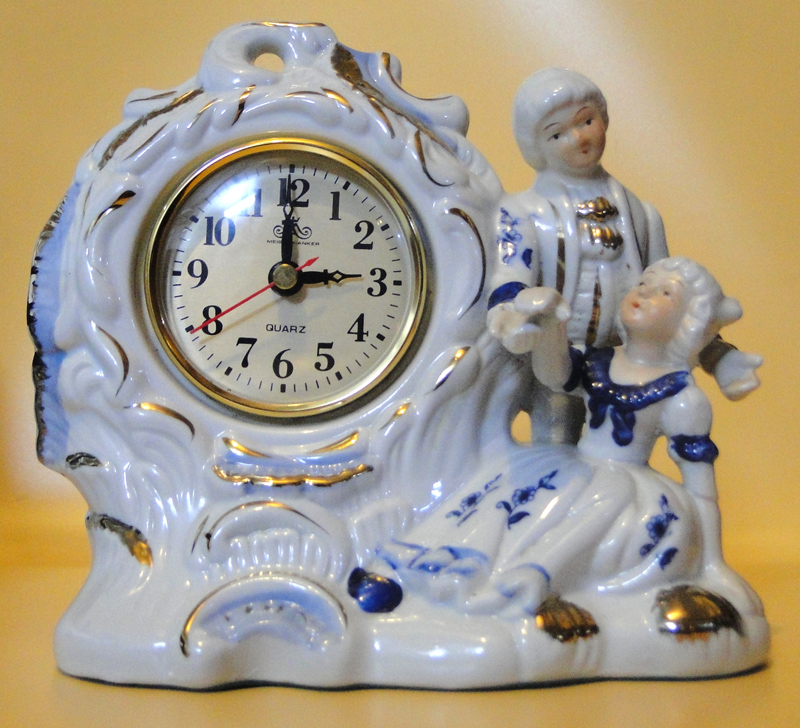 ساعة مكتب أو رف كلاسيكية (Mantel Clock) مصوعة من البورسلين الفاخر