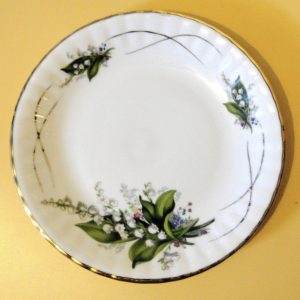 طبق بنقشة زنبق الوادي من الخزف العظمي الفاخر ماركة Chodzież Porcelain Factory 
