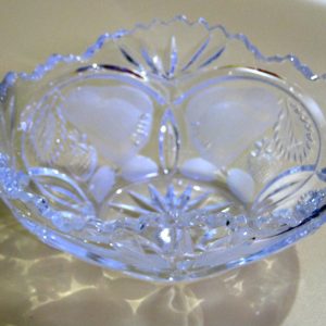 وعاء فاكهة أو حلوى مصنوع من زجاج الكريستال المشغول (Vintage Crystal Cut Fruit Bowl).