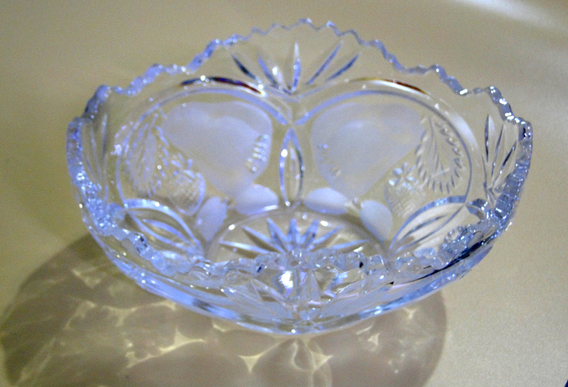 وعاء فاكهة أو حلوى مصنوع من زجاج الكريستال المشغول (Vintage Crystal Cut Fruit Bowl).