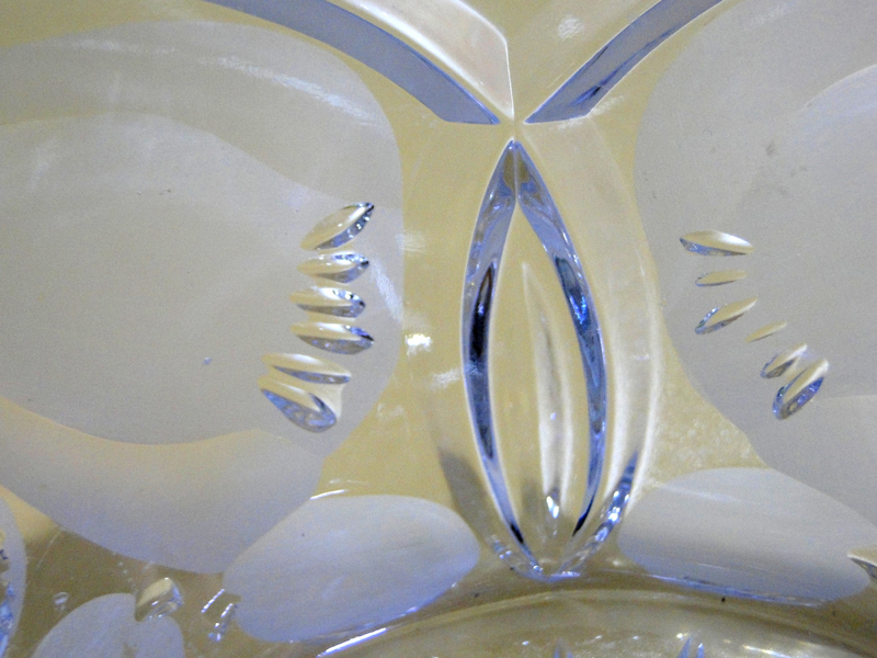 وعاء فاكهة أو حلوى مصنوع من زجاج الكريستال المشغول (Vintage Crystal Cut Fruit Bowl). - الصورة 3