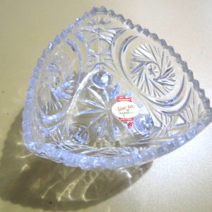 وعاء حلويات كريستال عتيق ثلاثي الأرجل (Candy Dish) من انتاج انا هوته