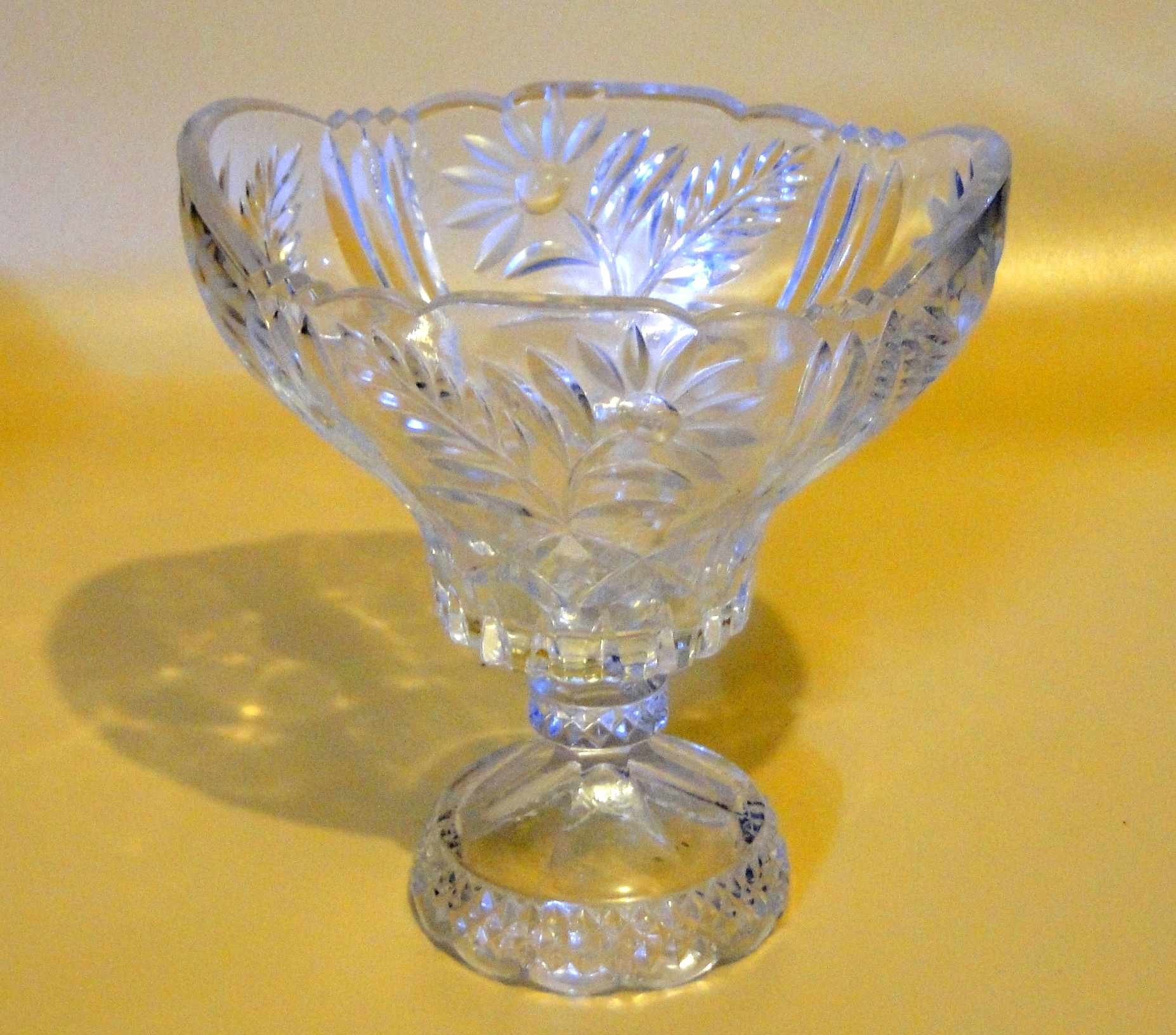 وعاء فاكهة أو ضيافة من كريستال بوهيمي مع قاعدة بلمسات "Pedestal Bowl" أو "Compote" كلاسيكية