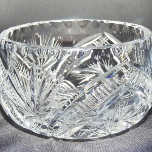 وعاء تقديم مصنوع من الكريستال الفاخر المقطوع يدوياً (Cut Crystal Bowl)، بنقوش هندسية كلاسيكية متقنة