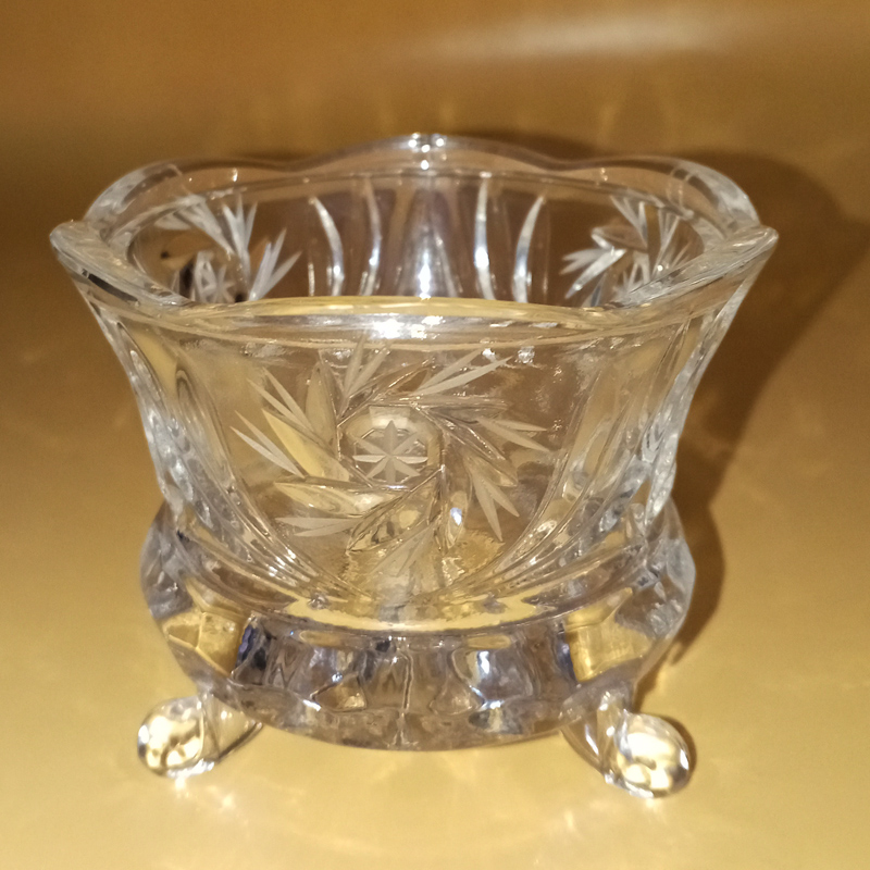 وعاء حلوى كريستالي عتيق (Vintage Cut Crystal Bowl) يتميز بتصميم كلاسيكي محفور يدويًا