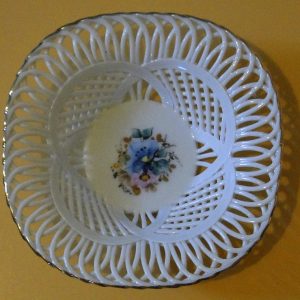 وعاء فخاري مخرم عتيق  من البورسلان (Reticulated Porcelain Bowl) ومصنوع يدويًا