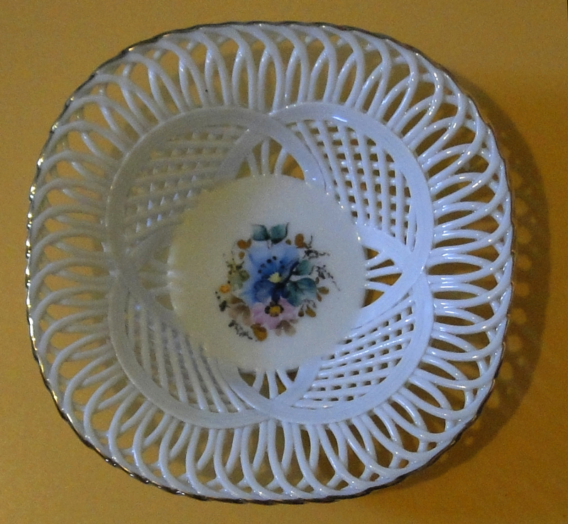 وعاء فخاري مخرم عتيق من البورسلان (Reticulated Porcelain Bowl) ومصنوع يدويًا